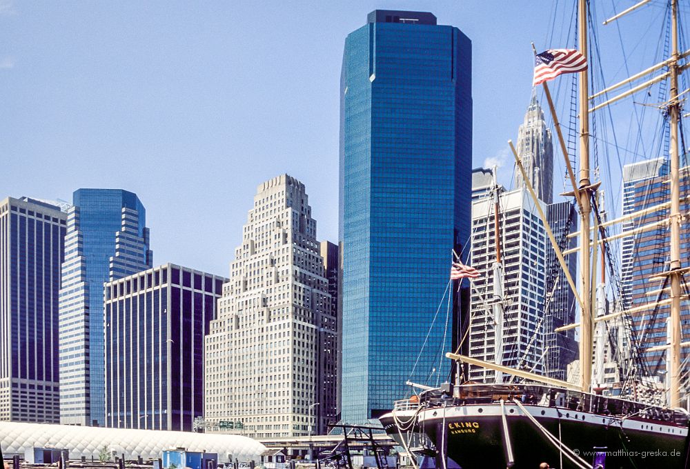 MSG_20160517155859_Mag032_00031 resized.jpg - Ausblick vom Pier 16 am East River